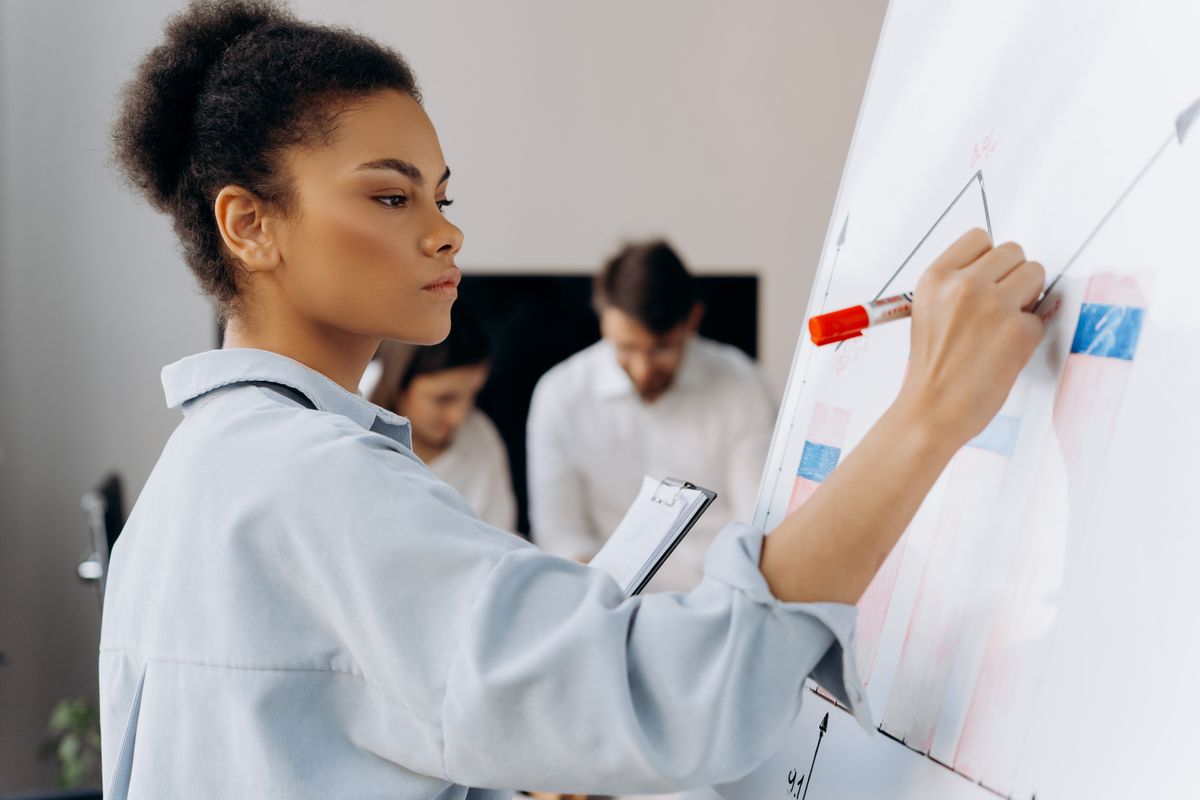 Team member outlining a process during a working discussion